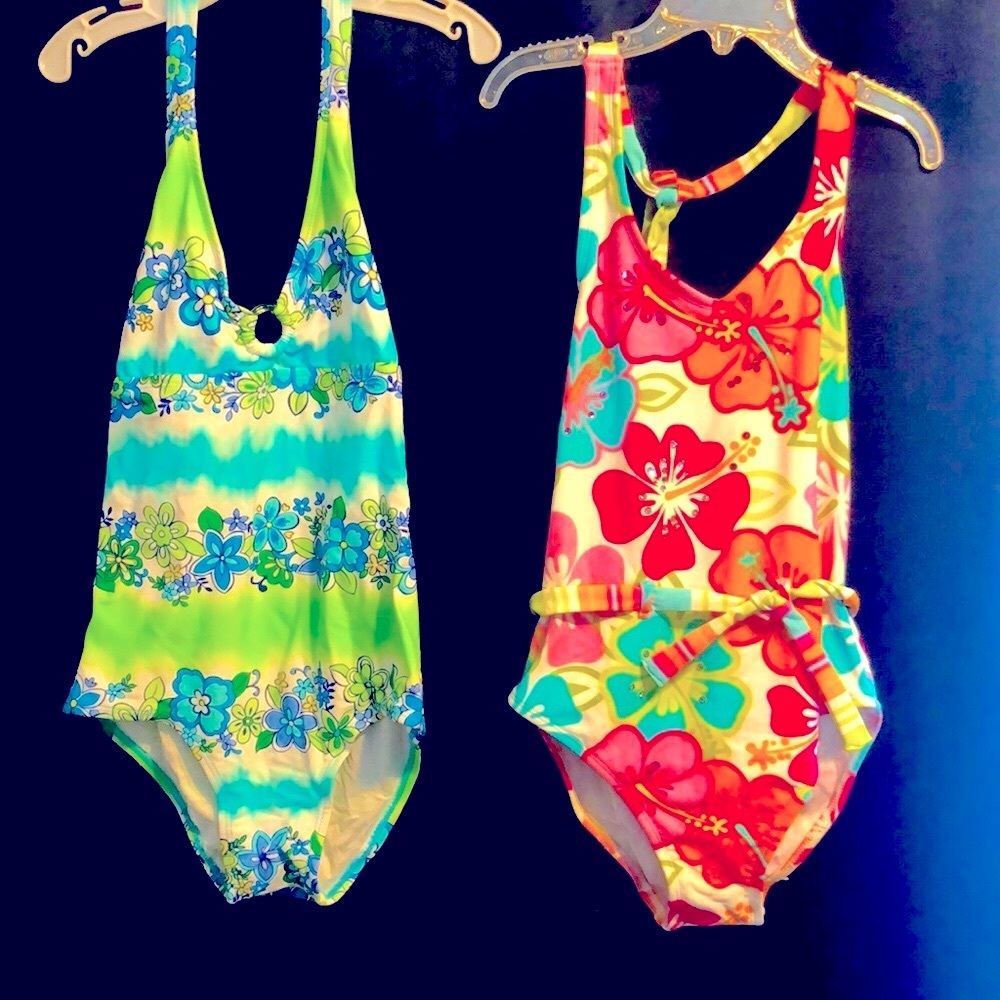 2 young girls swimsuits